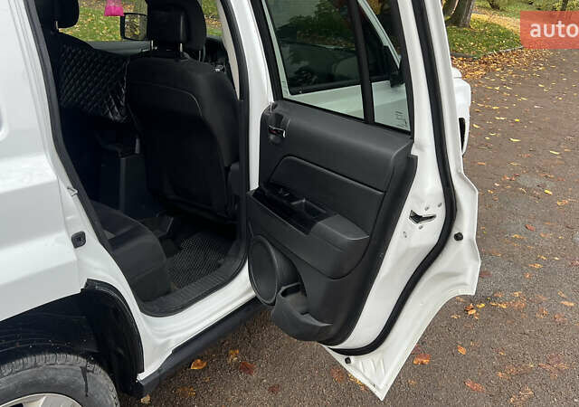 Білий Джип Patriot, об'ємом двигуна 2.36 л та пробігом 176 тис. км за 10500 $, фото 13 на Automoto.ua