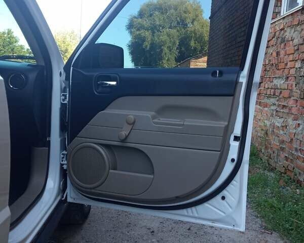 Белый Джип Патриот, объемом двигателя 2.36 л и пробегом 67 тыс. км за 8800 $, фото 6 на Automoto.ua