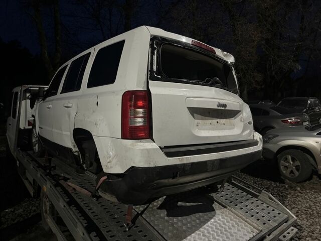 Белый Джип Патриот, объемом двигателя 2 л и пробегом 100 тыс. км за 2250 $, фото 2 на Automoto.ua