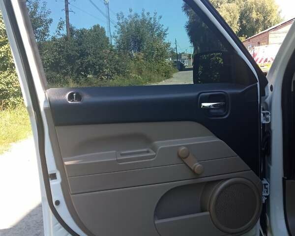 Белый Джип Патриот, объемом двигателя 2.36 л и пробегом 67 тыс. км за 8800 $, фото 4 на Automoto.ua