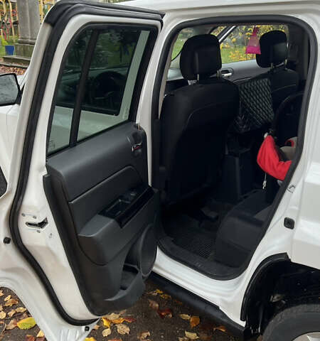 Білий Джип Patriot, об'ємом двигуна 2.36 л та пробігом 176 тис. км за 10500 $, фото 10 на Automoto.ua