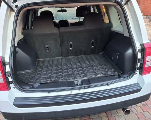 Белый Джип Патриот, объемом двигателя 2.36 л и пробегом 95 тыс. км за 10200 $, фото 2 на Automoto.ua