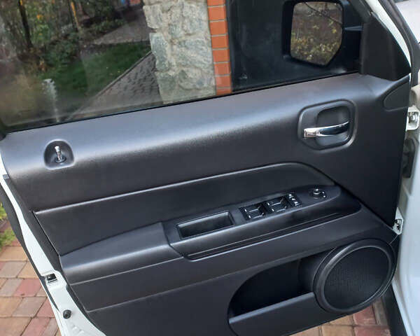 Белый Джип Патриот, объемом двигателя 2.36 л и пробегом 95 тыс. км за 10200 $, фото 11 на Automoto.ua