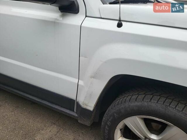 Белый Джип Патриот, объемом двигателя 2.4 л и пробегом 240 тыс. км за 8000 $, фото 2 на Automoto.ua