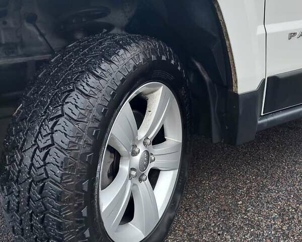 Білий Джип Patriot, об'ємом двигуна 2.4 л та пробігом 113 тис. км за 11300 $, фото 17 на Automoto.ua