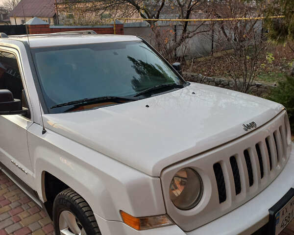 Белый Джип Патриот, объемом двигателя 2.36 л и пробегом 95 тыс. км за 10200 $, фото 1 на Automoto.ua