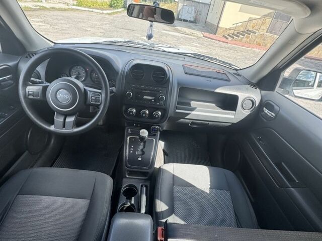 Белый Джип Патриот, объемом двигателя 2 л и пробегом 167 тыс. км за 7600 $, фото 7 на Automoto.ua