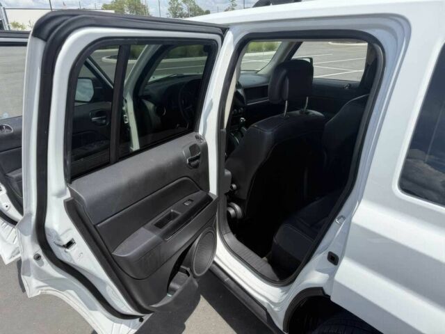 Белый Джип Патриот, объемом двигателя 2.4 л и пробегом 86 тыс. км за 6000 $, фото 8 на Automoto.ua