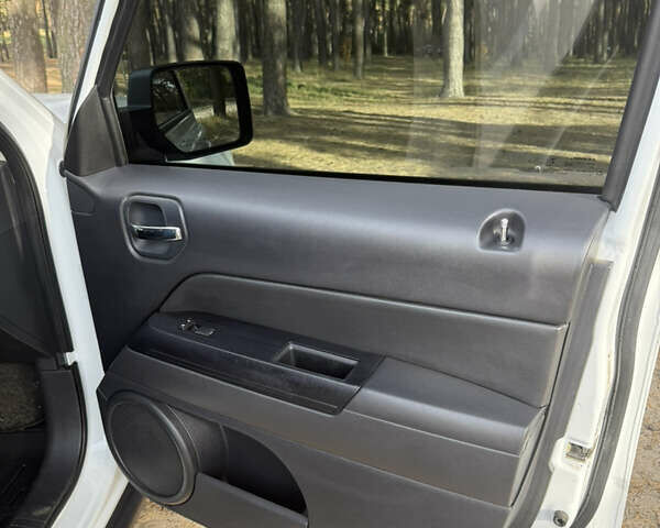 Белый Джип Патриот, объемом двигателя 2.36 л и пробегом 160 тыс. км за 9800 $, фото 11 на Automoto.ua