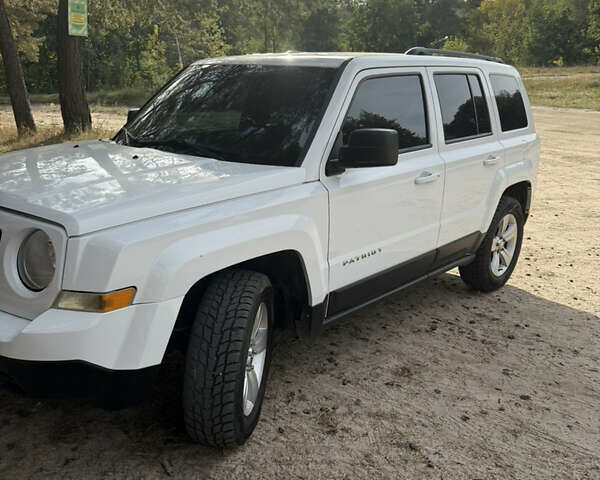 Белый Джип Патриот, объемом двигателя 2.36 л и пробегом 160 тыс. км за 9800 $, фото 1 на Automoto.ua