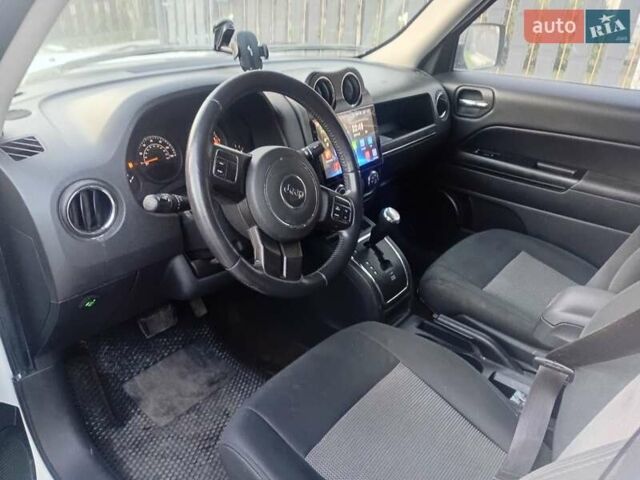 Белый Джип Патриот, объемом двигателя 2.36 л и пробегом 160 тыс. км за 8800 $, фото 5 на Automoto.ua