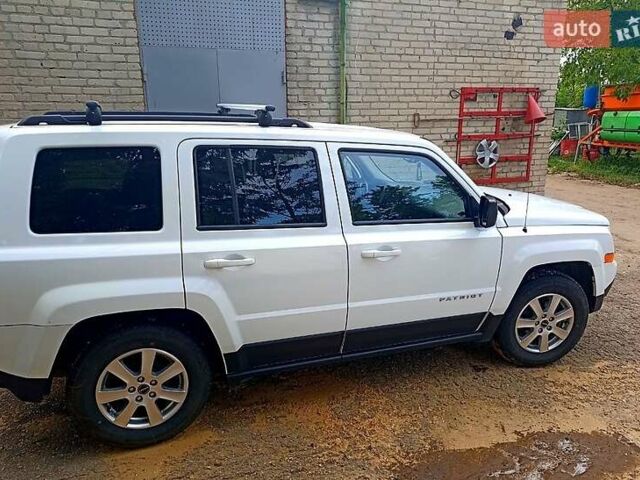 Білий Джип Patriot, об'ємом двигуна 2 л та пробігом 81 тис. км за 12000 $, фото 4 на Automoto.ua