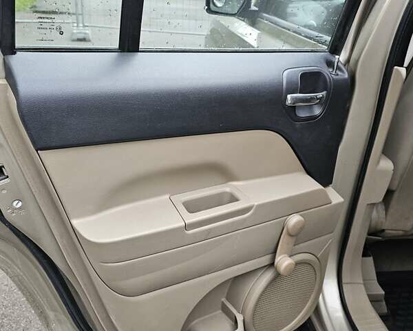 Бежевый Джип Патриот, объемом двигателя 2.36 л и пробегом 220 тыс. км за 7200 $, фото 16 на Automoto.ua