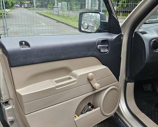 Бежевый Джип Патриот, объемом двигателя 2.36 л и пробегом 220 тыс. км за 7200 $, фото 12 на Automoto.ua