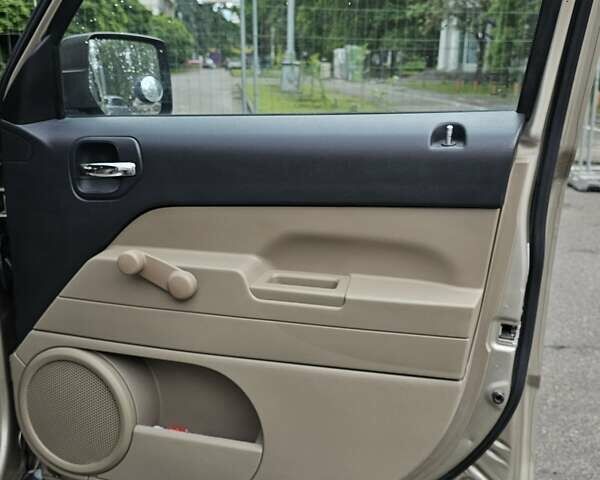 Бежевый Джип Патриот, объемом двигателя 2.36 л и пробегом 220 тыс. км за 7200 $, фото 17 на Automoto.ua