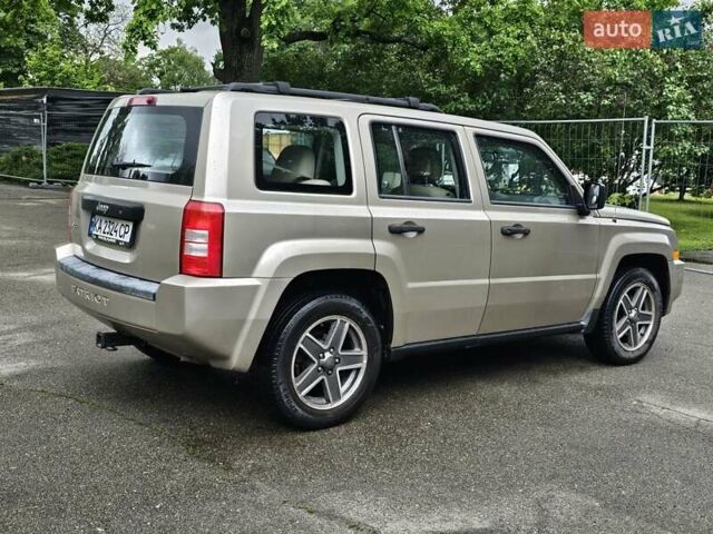 Бежевый Джип Патриот, объемом двигателя 2.36 л и пробегом 220 тыс. км за 7200 $, фото 1 на Automoto.ua