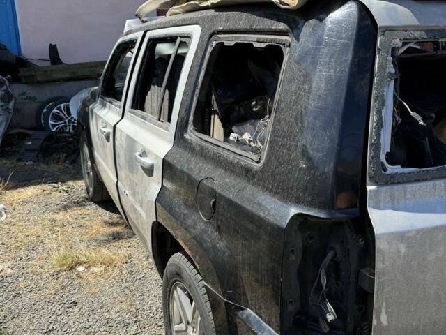 Черный Джип Патриот, объемом двигателя 2 л и пробегом 200 тыс. км за 3000 $, фото 2 на Automoto.ua