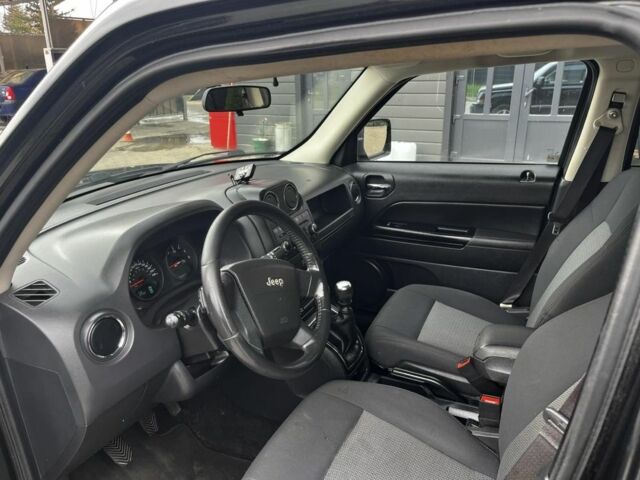 Черный Джип Патриот, объемом двигателя 2.2 л и пробегом 250 тыс. км за 3100 $, фото 4 на Automoto.ua