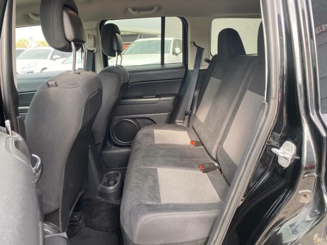 Черный Джип Патриот, объемом двигателя 2.4 л и пробегом 310 тыс. км за 8800 $, фото 18 на Automoto.ua