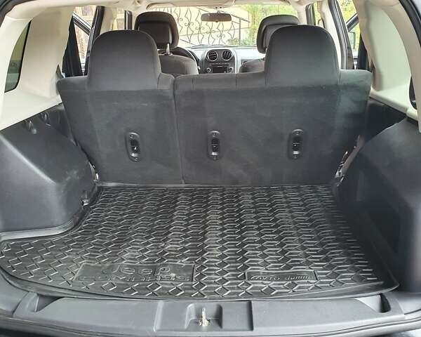 Черный Джип Патриот, объемом двигателя 2.36 л и пробегом 155 тыс. км за 10500 $, фото 7 на Automoto.ua