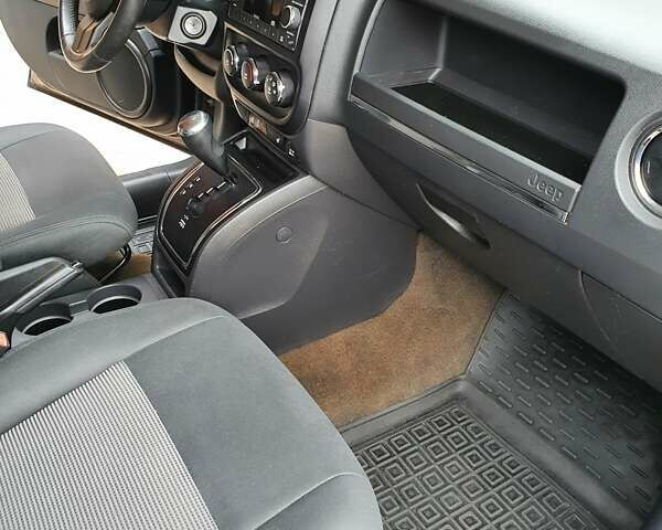 Черный Джип Патриот, объемом двигателя 2.36 л и пробегом 155 тыс. км за 10500 $, фото 12 на Automoto.ua