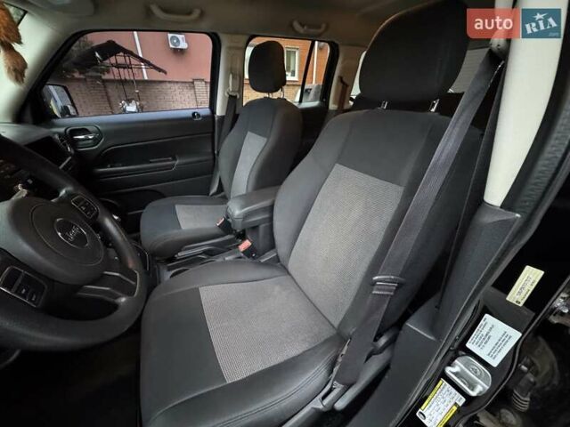 Чорний Джип Patriot, об'ємом двигуна 2 л та пробігом 283 тис. км за 8900 $, фото 2 на Automoto.ua