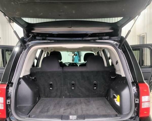 Черный Джип Патриот, объемом двигателя 2.36 л и пробегом 244 тыс. км за 10000 $, фото 1 на Automoto.ua