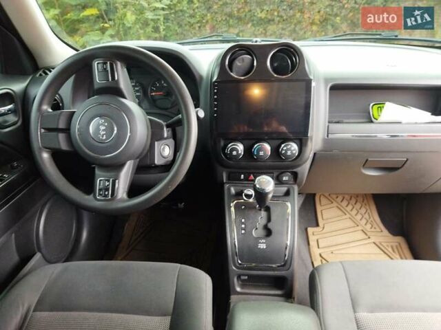 Красный Джип Патриот, объемом двигателя 2.36 л и пробегом 180 тыс. км за 8800 $, фото 4 на Automoto.ua