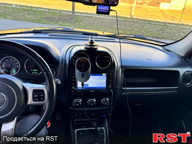 Червоний Джип Patriot, об'ємом двигуна 2.4 л та пробігом 157 тис. км за 9999 $, фото 6 на Automoto.ua