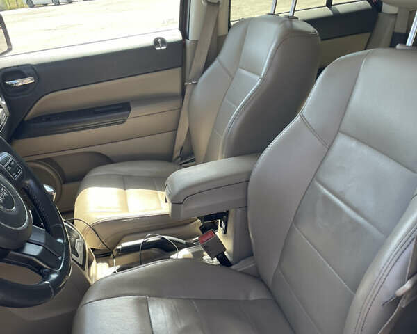 Красный Джип Патриот, объемом двигателя 2.36 л и пробегом 252 тыс. км за 10900 $, фото 5 на Automoto.ua