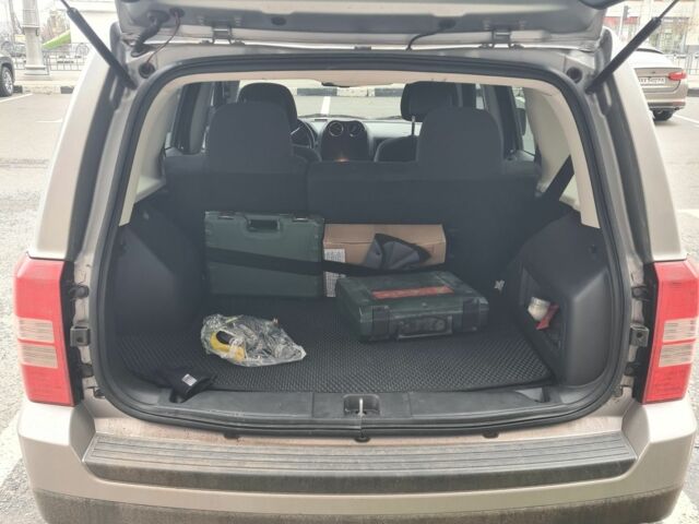 Серый Джип Патриот, объемом двигателя 2.4 л и пробегом 164 тыс. км за 10500 $, фото 6 на Automoto.ua