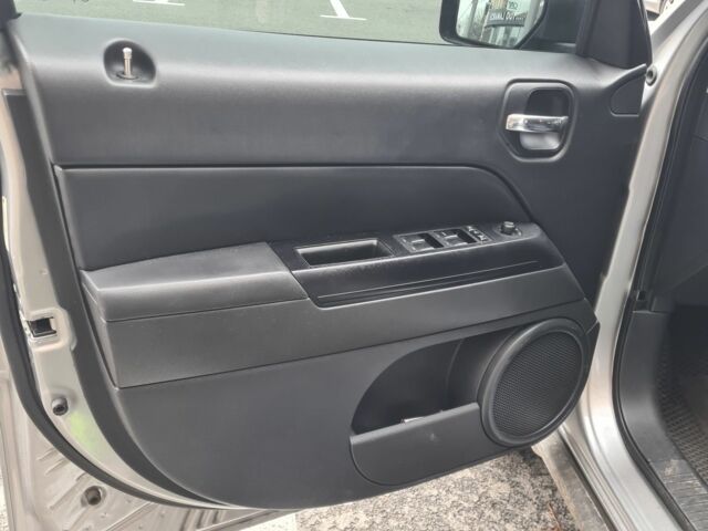 Серый Джип Патриот, объемом двигателя 2.4 л и пробегом 164 тыс. км за 10500 $, фото 9 на Automoto.ua