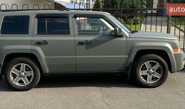 Серый Джип Патриот, объемом двигателя 2.36 л и пробегом 192 тыс. км за 9000 $, фото 1 на Automoto.ua