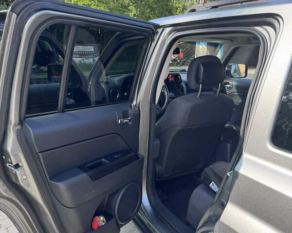 Серый Джип Патриот, объемом двигателя 2.36 л и пробегом 250 тыс. км за 9100 $, фото 3 на Automoto.ua