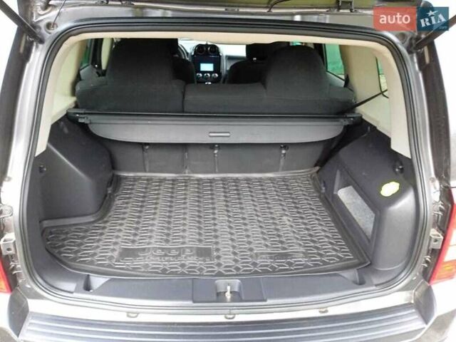 Серый Джип Патриот, объемом двигателя 2.36 л и пробегом 125 тыс. км за 11800 $, фото 6 на Automoto.ua