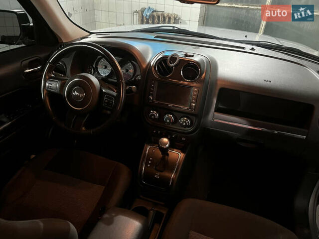 Серый Джип Патриот, объемом двигателя 2 л и пробегом 200 тыс. км за 9999 $, фото 4 на Automoto.ua