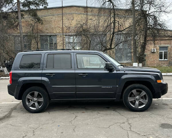 Серый Джип Патриот, объемом двигателя 2.36 л и пробегом 120 тыс. км за 11000 $, фото 1 на Automoto.ua