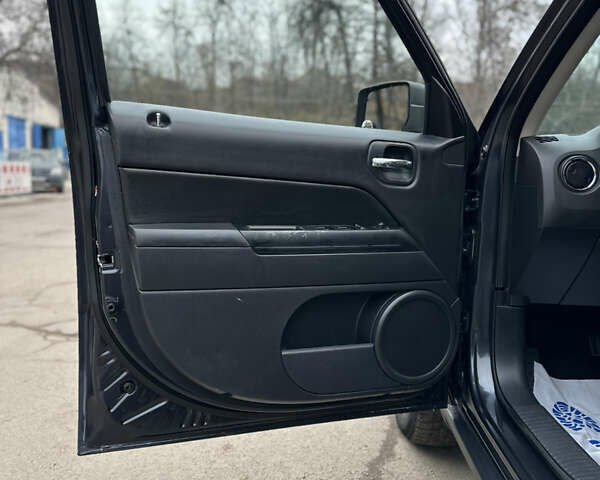 Серый Джип Патриот, объемом двигателя 2.36 л и пробегом 120 тыс. км за 11000 $, фото 8 на Automoto.ua