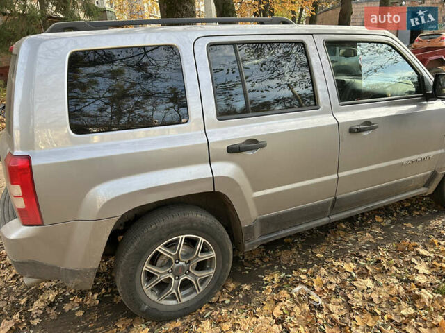 Серый Джип Патриот, объемом двигателя 2.36 л и пробегом 160 тыс. км за 10000 $, фото 2 на Automoto.ua