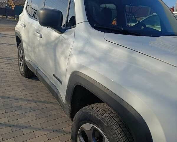 Белый Джип Ренегат, объемом двигателя 2.4 л и пробегом 147 тыс. км за 12499 $, фото 3 на Automoto.ua