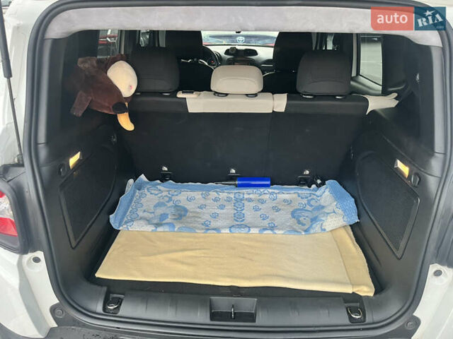 Білий Джип Ренегат, об'ємом двигуна 2.36 л та пробігом 19 тис. км за 13699 $, фото 1 на Automoto.ua