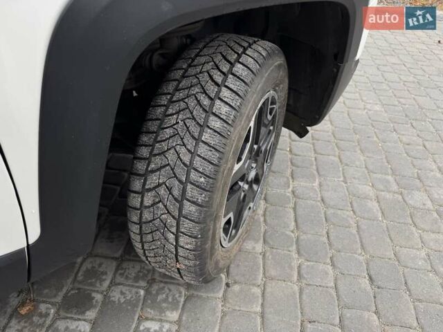 Белый Джип Ренегат, объемом двигателя 2.4 л и пробегом 120 тыс. км за 14900 $, фото 3 на Automoto.ua