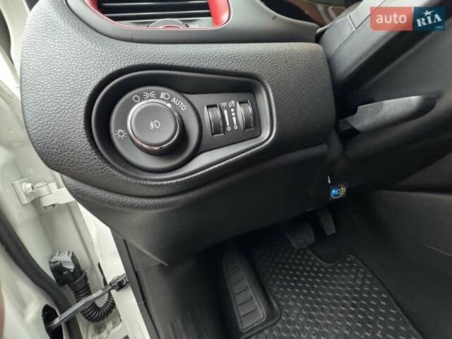 Белый Джип Ренегат, объемом двигателя 2.4 л и пробегом 120 тыс. км за 14900 $, фото 27 на Automoto.ua