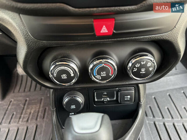 Джип Ренегат 2016 в Ивано-Франковске на Automoto.ua Белый Джип Ренегат, объемом двигателя 2.36 л и пробегом 177 тыс. км за 14500 $, фото 21 на Automoto.ua