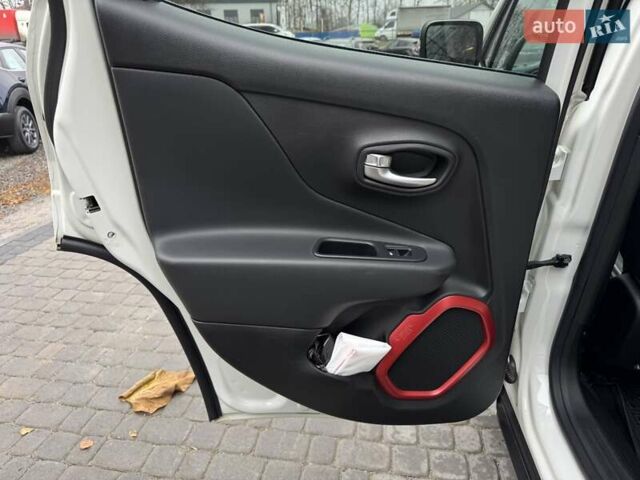 Белый Джип Ренегат, объемом двигателя 2.4 л и пробегом 120 тыс. км за 14900 $, фото 22 на Automoto.ua