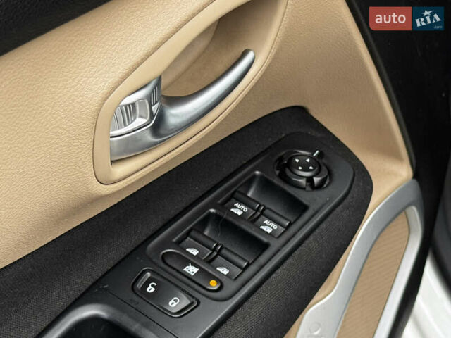 Белый Джип Ренегат, объемом двигателя 2.4 л и пробегом 158 тыс. км за 10999 $, фото 20 на Automoto.ua