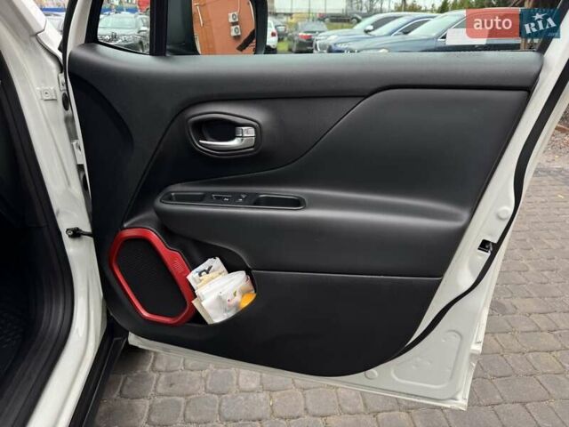 Белый Джип Ренегат, объемом двигателя 2.4 л и пробегом 120 тыс. км за 14900 $, фото 24 на Automoto.ua