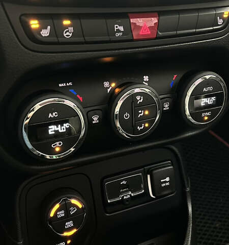 Джип Ренегат 2016 в Одессе на Automoto.ua Белый Джип Ренегат, объемом двигателя 1.96 л и пробегом 96 тыс. км за 15500 $, фото 6 на Automoto.ua