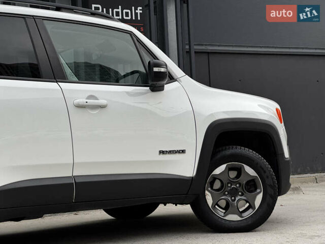 Белый Джип Ренегат, объемом двигателя 2.4 л и пробегом 158 тыс. км за 10999 $, фото 3 на Automoto.ua