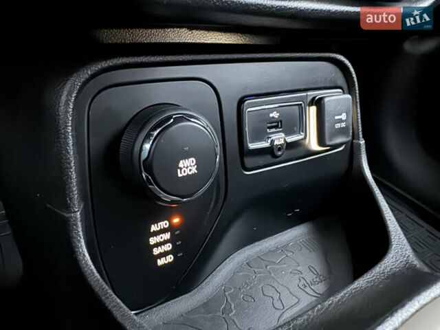 Белый Джип Ренегат, объемом двигателя 2.4 л и пробегом 128 тыс. км за 12999 $, фото 40 на Automoto.ua